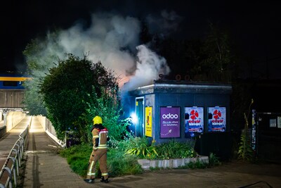 Metershoge vlammen bij brand in huisje op Rotterdamse Spoortuin
