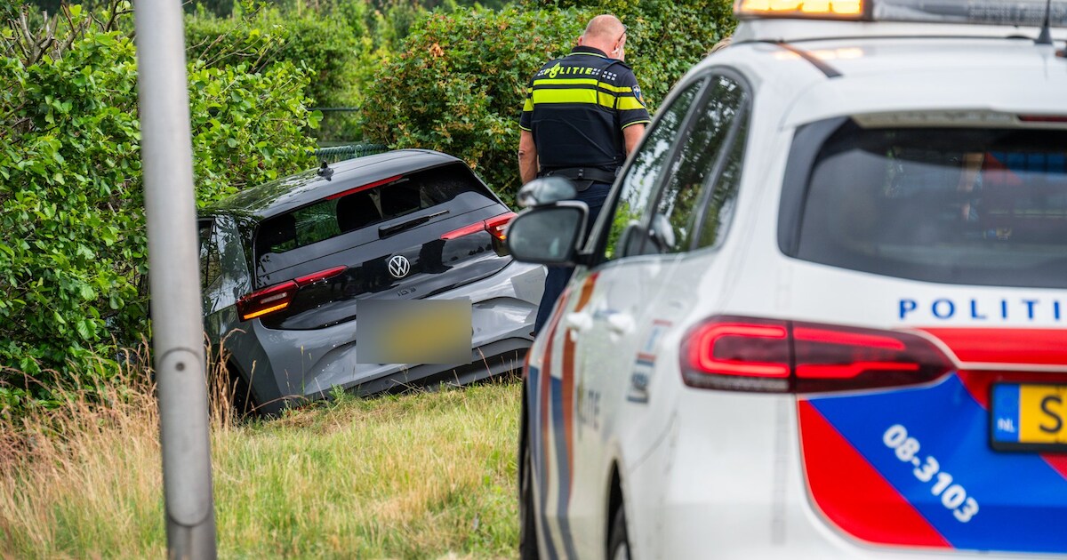 Auto raakt van weg en eindigt in sloot in Klein Zundert