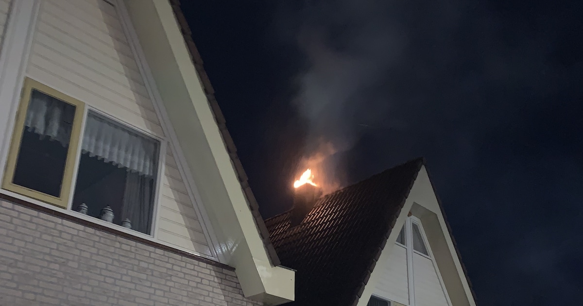 Vlammen uit schoorsteen in de Bakkerstraat in Garderen