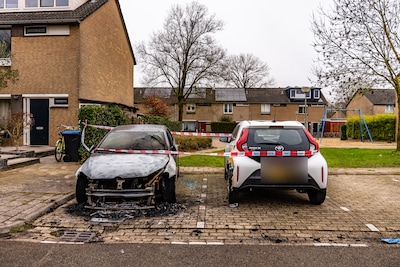 Autobrand slaat over op andere wagen in Arnhemse woonwijk