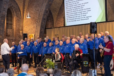 Meezingen met dialectliedjes tijdens optreden in Klarenbeek