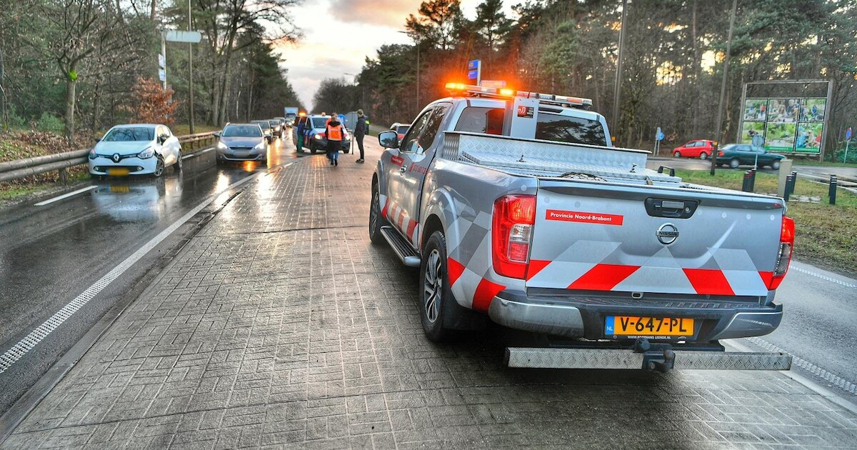 Twee auto's botsen tegen elkaar op N69 bij Valkenswaard | Regio | AD.nl