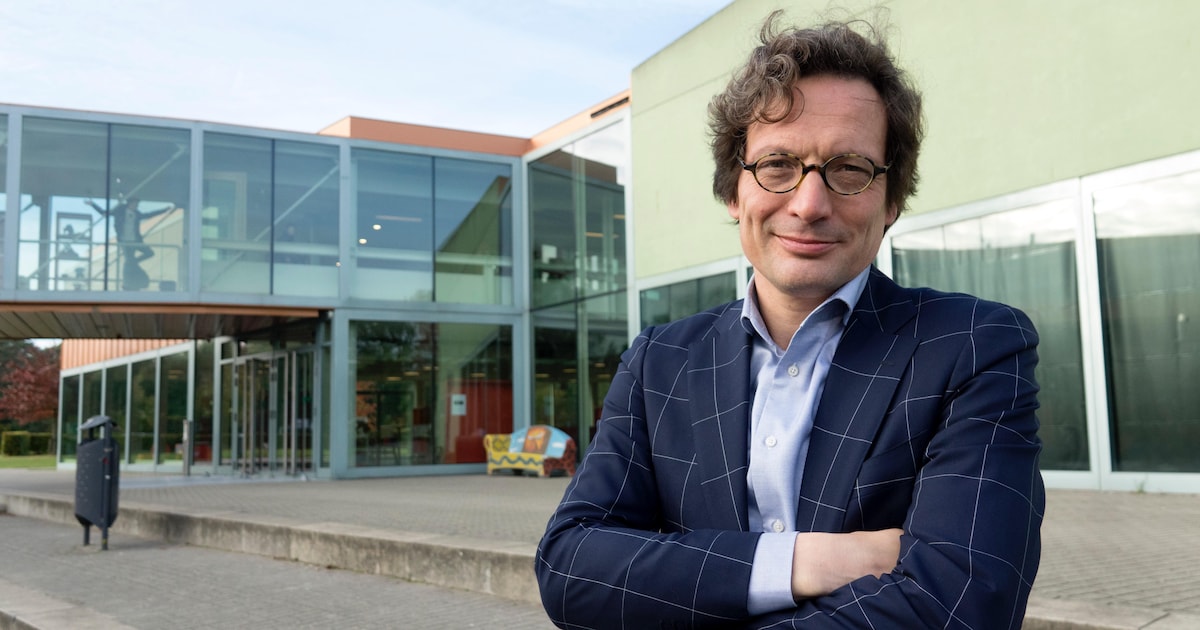 Rector Jeroen (52) ligt al in bed als hij hoort dat 100 leerlingen van ...