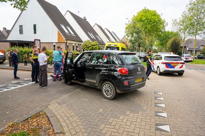 Fietsster aangereden door auto op kruispunt in Oss, omstanders brengen kussen en deken voor slachtof