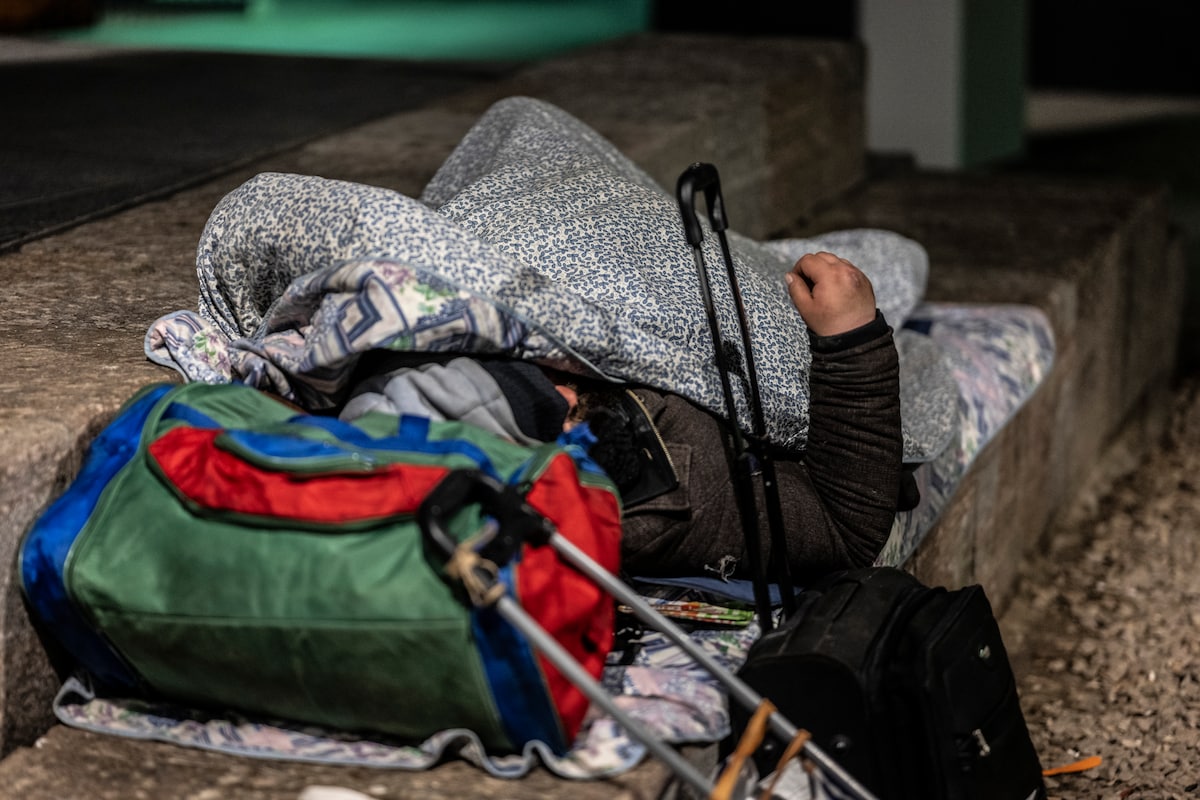 Een dakloze slaapt op straat in Nijmegen: ook in Gorinchem slapen meerdere mensen op straat.