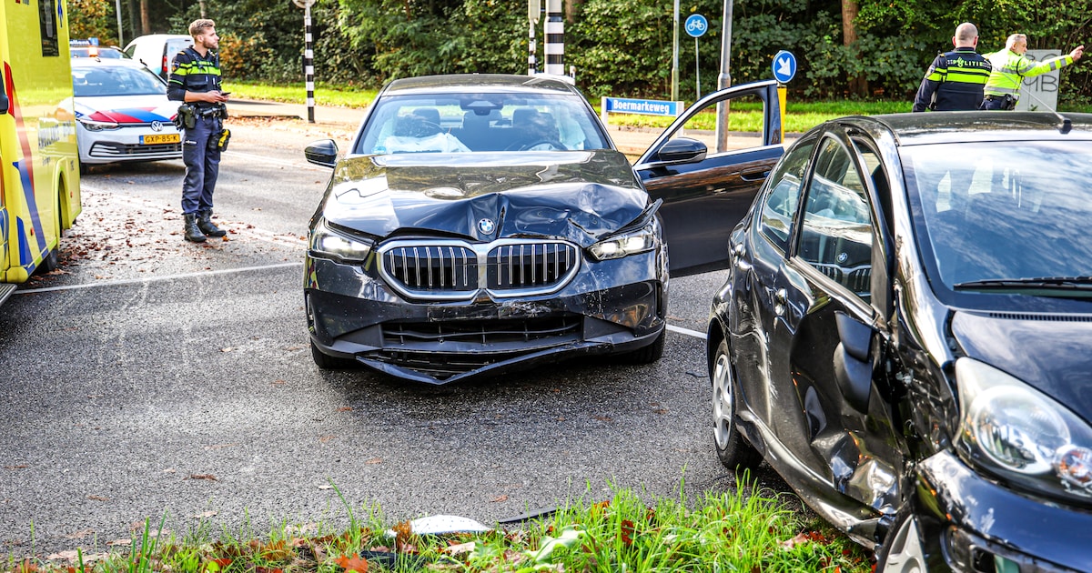 Automobilisten botsen op kruispunt in Emmen | 112 nieuws Emmen