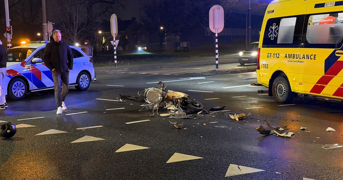 Scooterrijder gewond na botsing met auto in Arnhem