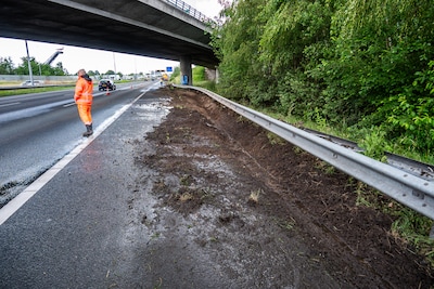 Vrachtwagen belandt tegen vangrail op A16 bij Breda