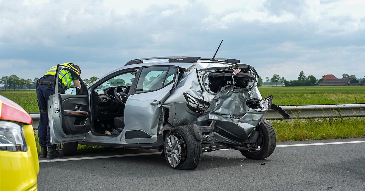 Forse schade na botsing op N307 in Zwaagdijk-Oost