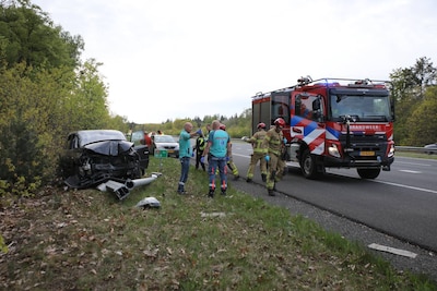 Auto ramt paal langs de A1 bij Ugchelen