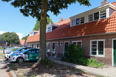 ‘Overal schimmel’: bewoners zaten jaren in tochtige huizen, nu is alles vernieuwd in dit Enschedese 