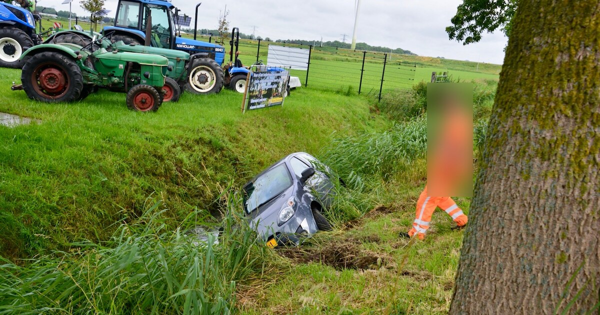 Geen gewonden bij auto te water aan Noorderboekertweg in Westwoud