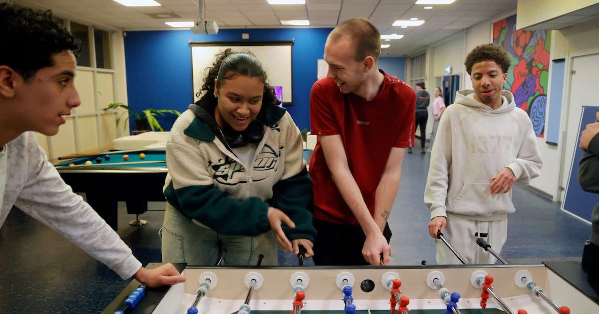 Geld verdien je makkelijk op straat, maar Mehdi (20) inspireert jongeren in ‘buurthuis’ om hun talen