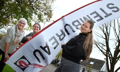 Oma, moeder én dochter bemannen stemlokaal in Zoelmond: ‘We zijn goed op elkaar ingespeeld’