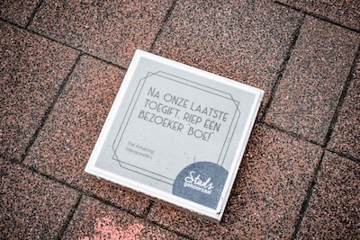 Aha! Daarom liggen er honderd tegels met quotes in Vlaardingen