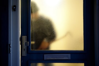 Bewoner appartement enkele uren gegijzeld door onberekenbare indringer: ‘Ik mocht niets doen’