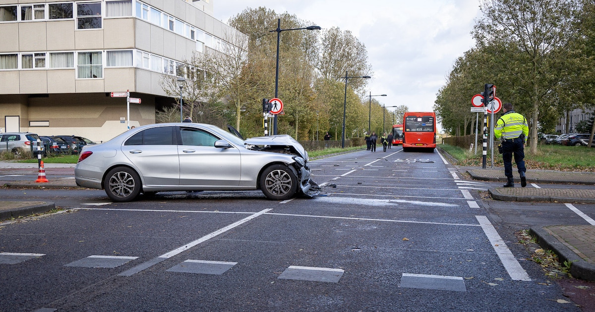 Auto botst op lijnbus in Haarlem, geen gewonden gevallen | 112 nieuws Haarlem