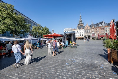 Veel restaurants dicht, straten leger, markt half verlaten: zo rustig is het nu in Nijmegen