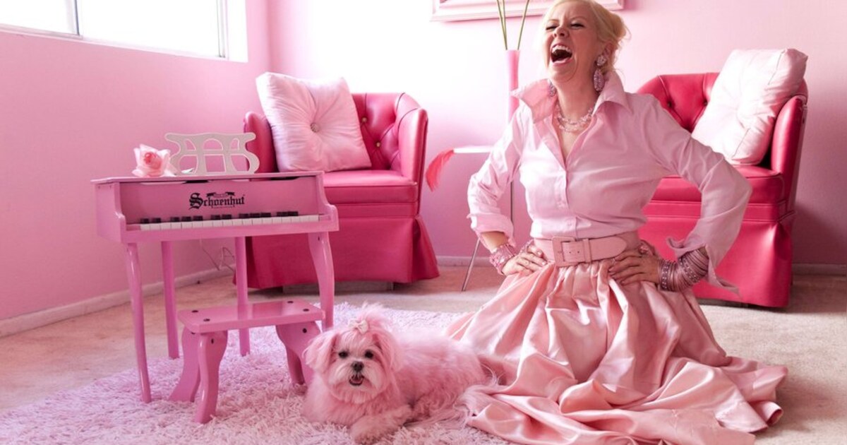'Pink Lady' Kitty leeft al 25 jaar in een roze droom | Show | AD.nl