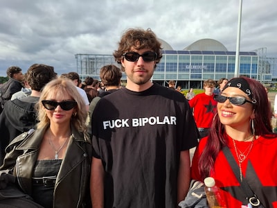 Gelredome stroomt vol voor omstreden rapper Ye: volop demonstranten aanwezig, fans kopen 'fuck bipolar'-shirts