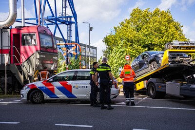 Botsing tussen auto en goederentrein op de Theemsweg in Botlek Rotterdam
