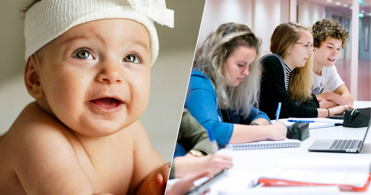 Docent vertelt over verzorgen van een baby en neemt eigen exemplaar mee: ‘Hij kan deze les wel geven