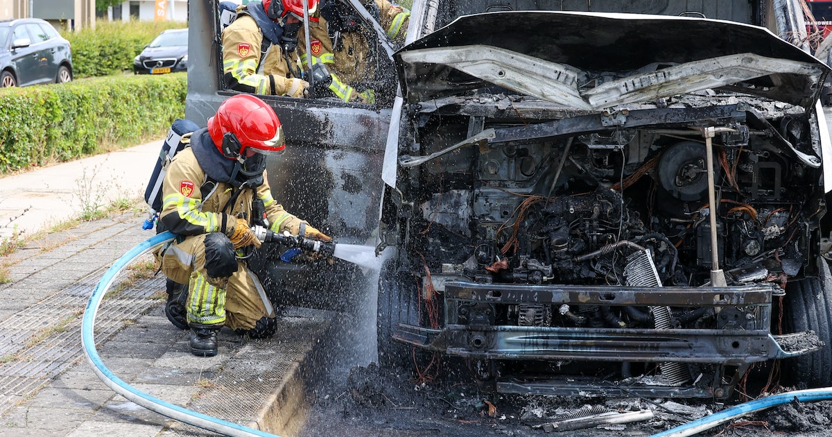 Brand in werkbus aan de Amsterdamsestraatweg in Naarden