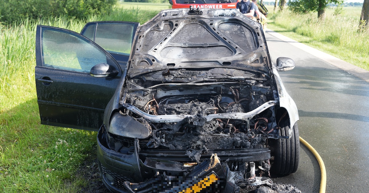 Vlammen slaan uit motorkap: auto brandt grotendeels uit in Zuidveen