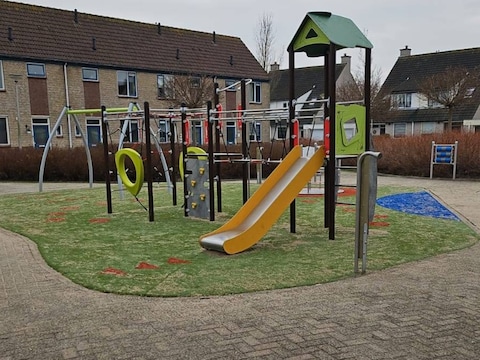 De nieuwe speeltoestellen in Rockanje.