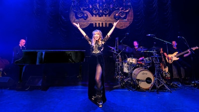 Ellen ten Damme brengt tropische kerstshow naar Lampegiet