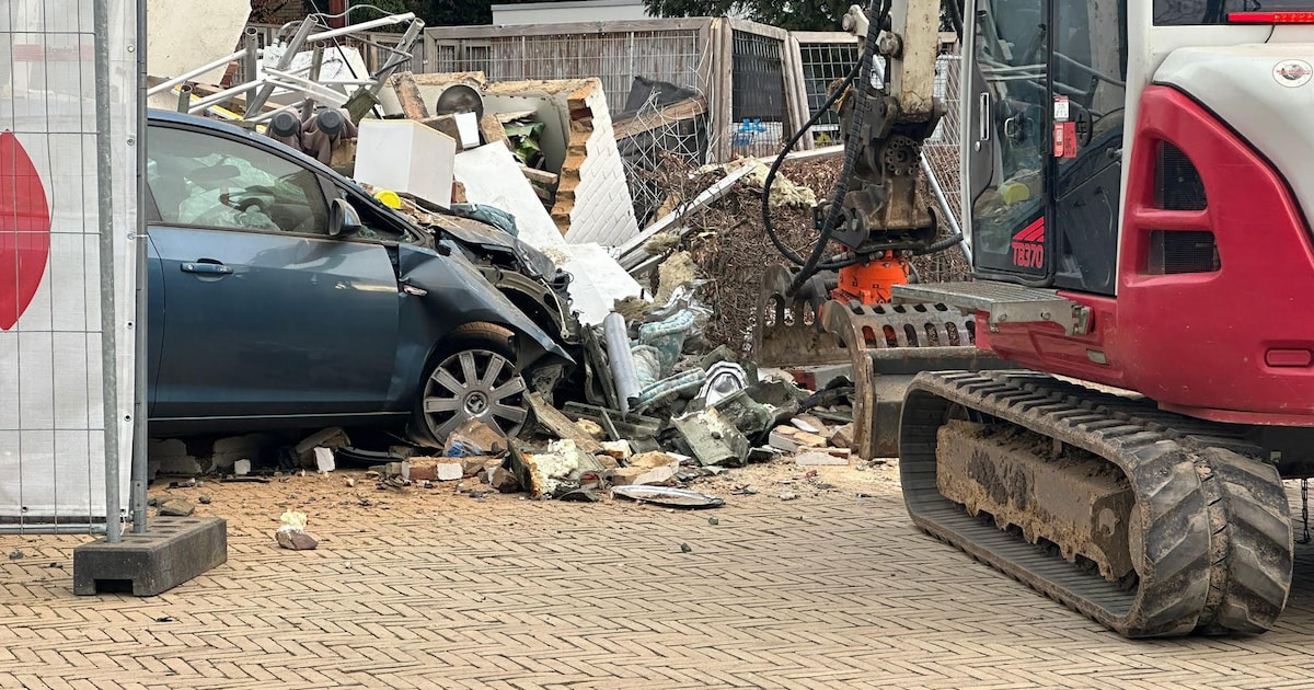 Automobilist rijdt door gevel van berging in Hoensbroek en slaat op de vlucht