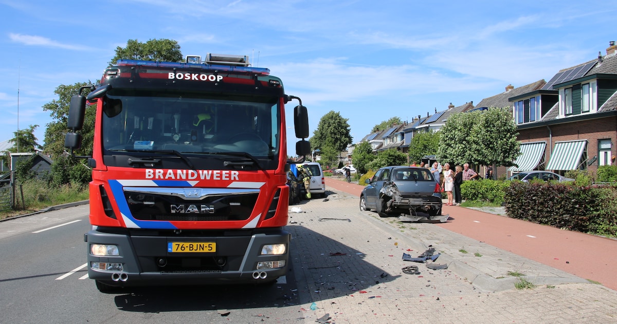 Drie auto's flink beschadigd na ongeval aan Noordeinde in Boskoop
