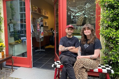 ‘Dit is een beetje onze Efteling’: Ivy en Robert openen Zwolse tattooshop in Efteling-sfeer