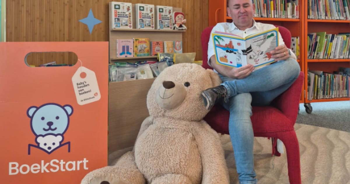 Wethouder Van Gemert leest voor tijdens Week van Lezen en Schrijven in Landgraaf