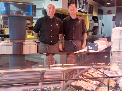 Van vakantiekracht tot eigenaar: Ralph en Mattijs nemen visspeciaalzaak Zee & Zo over