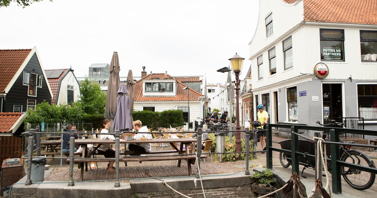 Café ’t Sluisje in Amsterdam-Noord mag een van de twee picknicktafels alsnog terugplaatsen