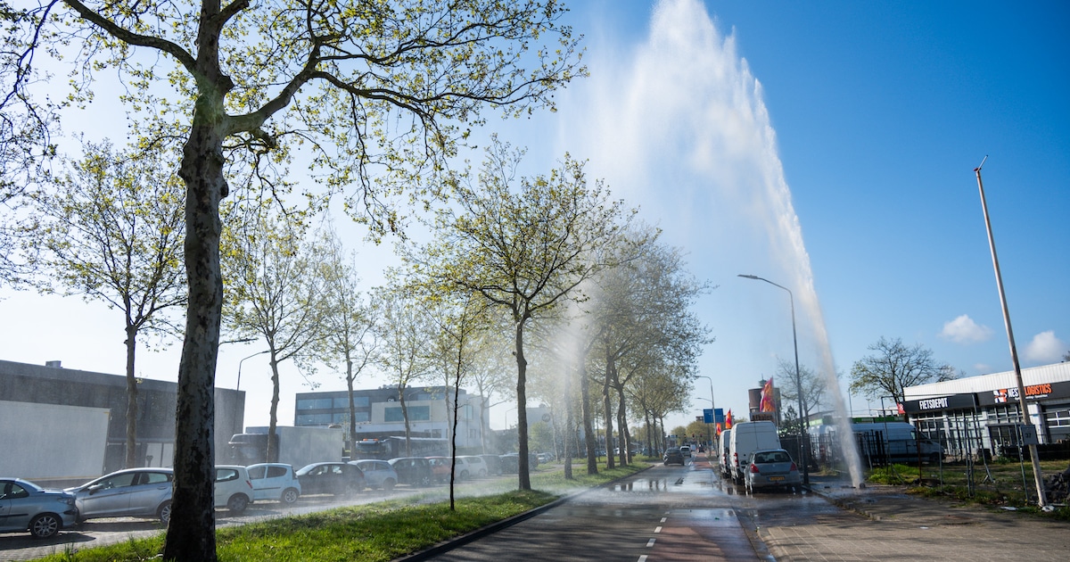 Water spuit meters de lucht in door kapotte waterleiding in Breda; auto beschadigd
