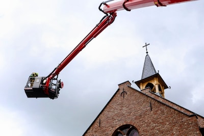 Brand op dak van kerk in Maurik