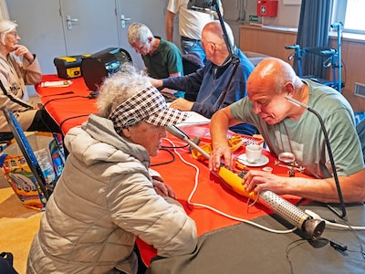 Met je kapotte apparaat naar een Repaircafé is duurzaam én geldbesparend, maar jongeren zijn er niet