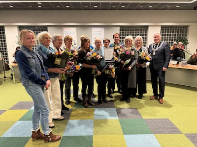 Klare Taal Bokaal naar Stichting EVA in Veldhoven