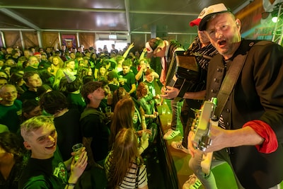 Het dorpse, de jongeren en de vriendelijke prijzen zorgen voor uitverkocht Paaspop in Den Hout