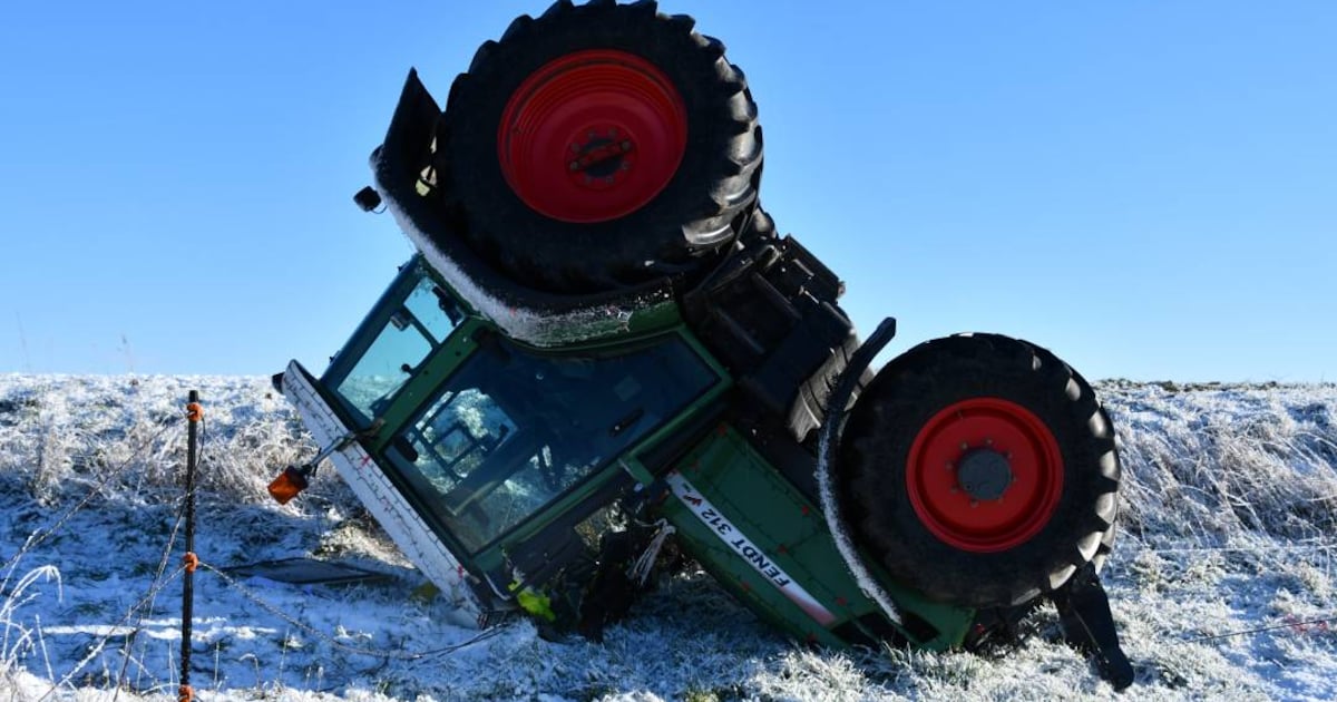 Tractor op z'n kop bij Vogelwaarde door gladheid