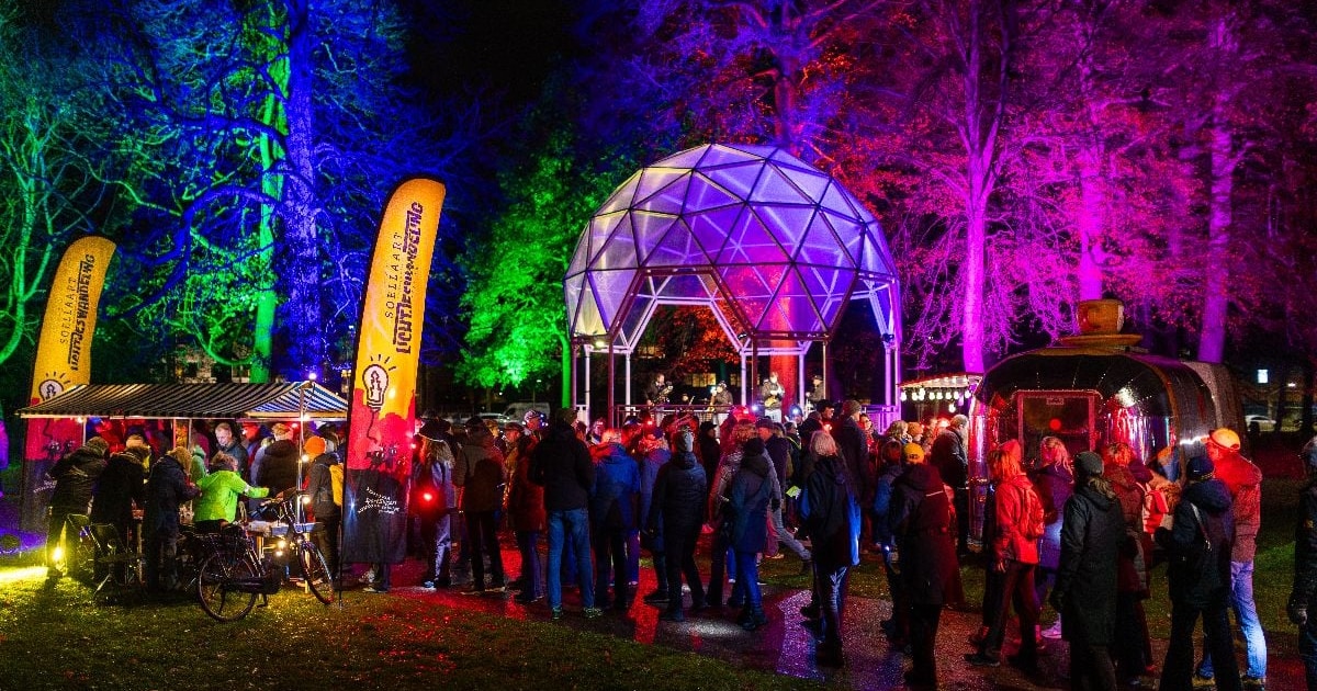 Lichtjeswandeling trekt door verlicht Haarlem