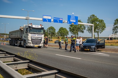 Auto en vrachtwagen botsen op N325 in Arnhem