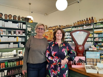De Kruidnagel in de Walstraat bestaat 50 jaar: 'Als klein meisje mocht ik de vitaminecapsules tellen