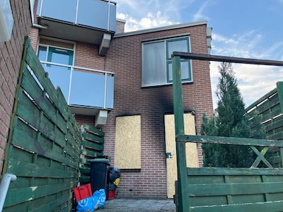 Aad ligt in bed als hij glas hoort rinkelen, seconden later bonst zijn buurman op de deur: ‘Doe open