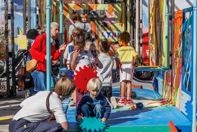 ‘Actieve zones’, maar ook prikkelarme plekken: deze speelplaats in Utrecht is voor kinderen met en z