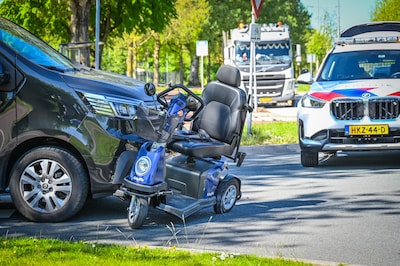 Scootmobiel botst met bestelbus op kruising in Arnhem