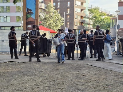 LIVE Vierdaagse 2026 | Man met neppistool gepakt op Vierdaagsefeesten • Veel beveiligers bij toegang