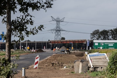 Er ligt ineens een nieuwe weg op de plek waar straks de A15 komt
